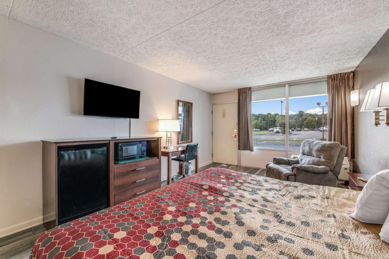 Econo Lodge *