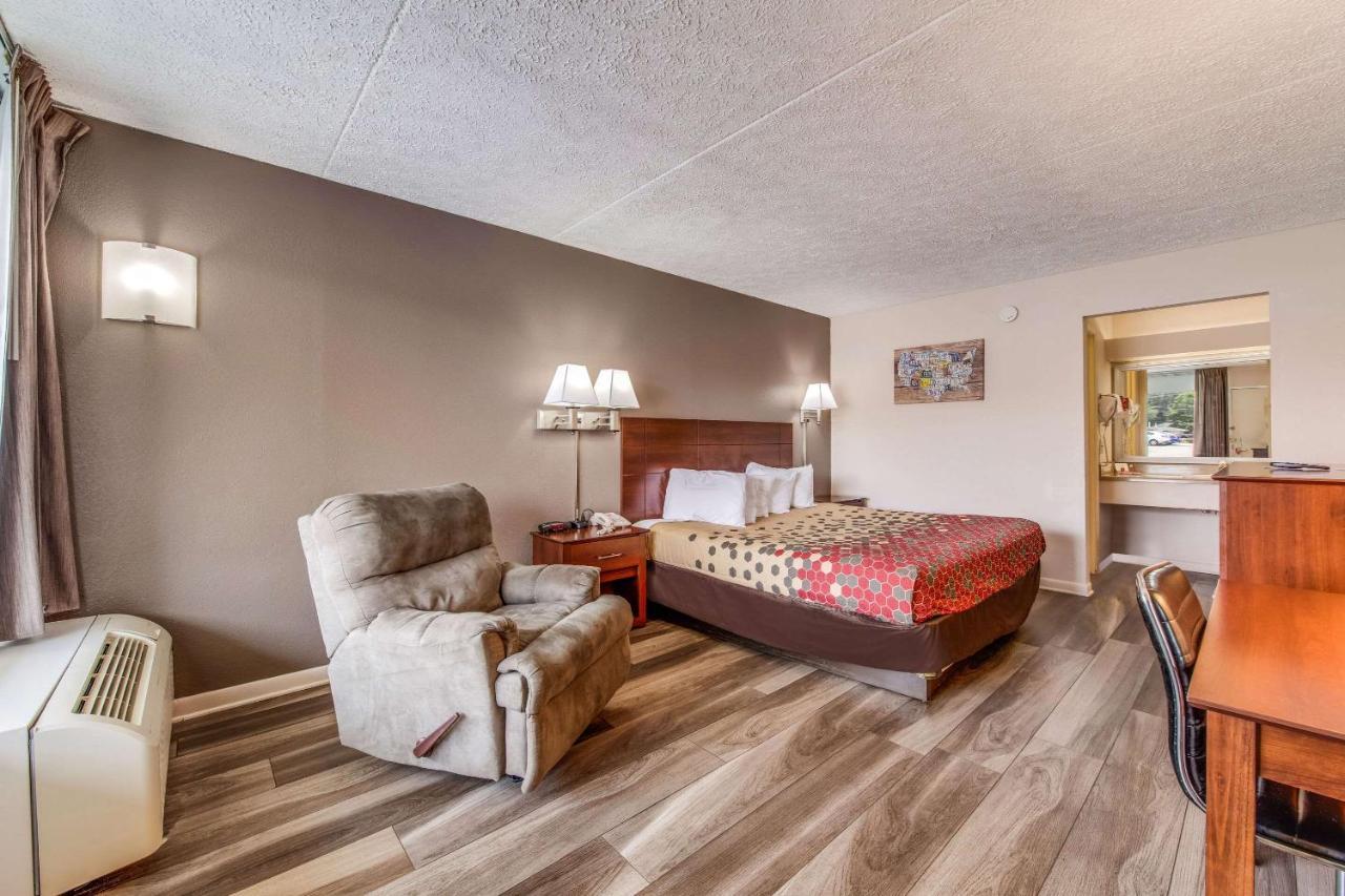 Econo Lodge *