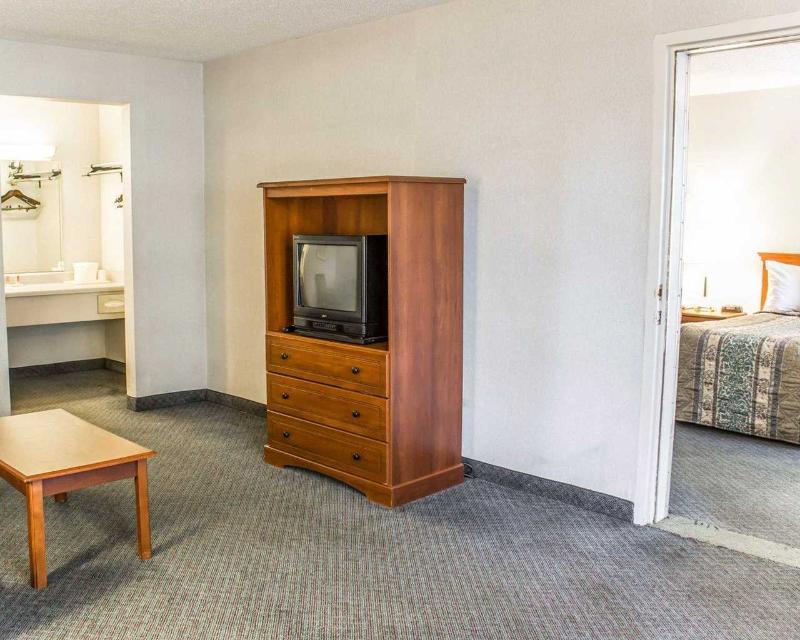 Econo Lodge *