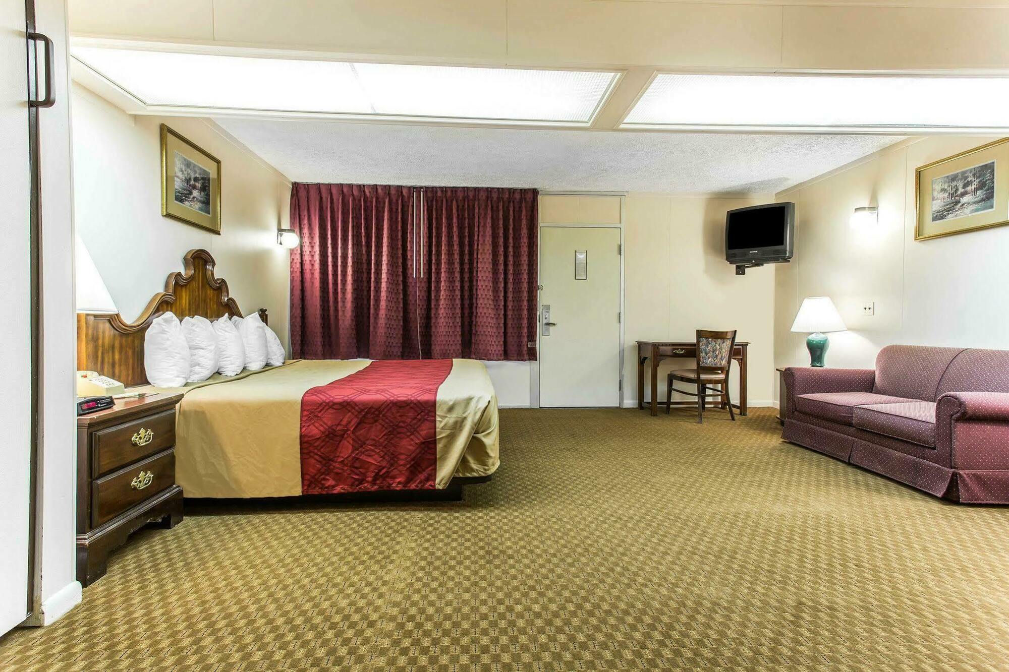 Econo Lodge *
