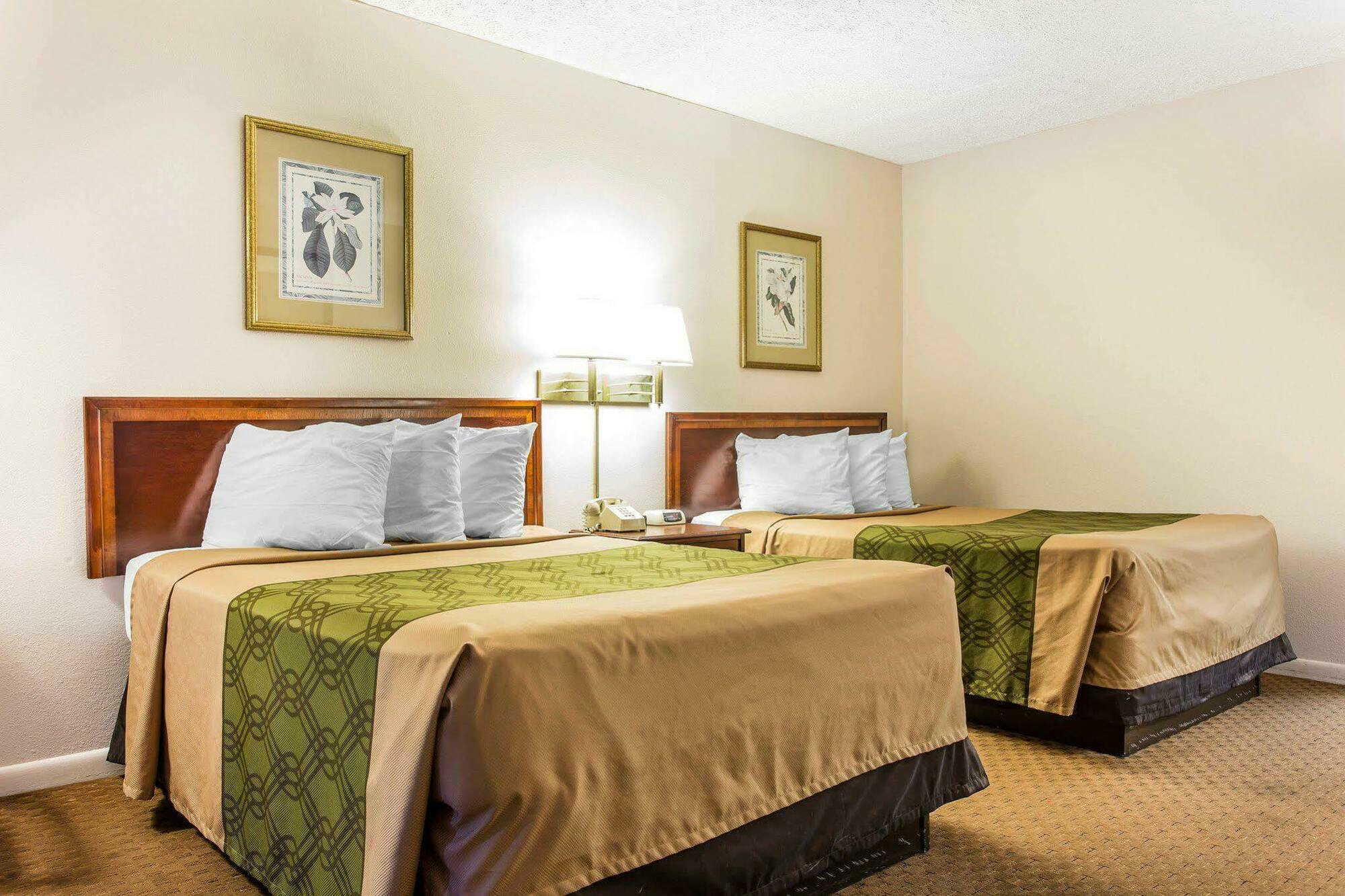 Econo Lodge *